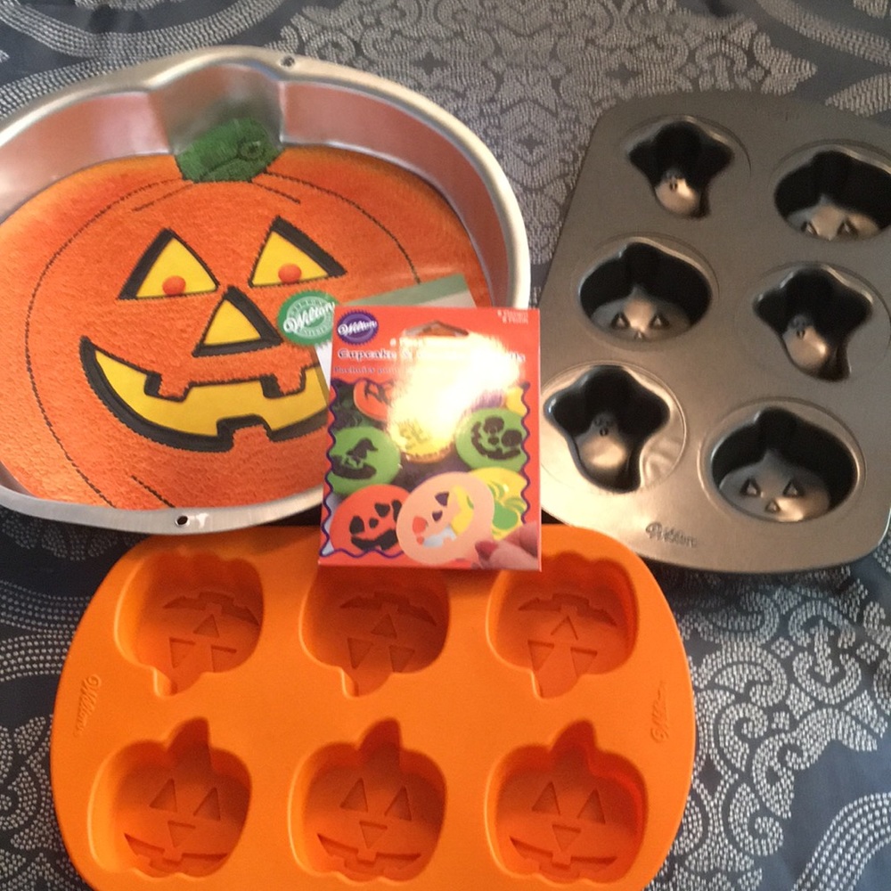 Great Condition Wilton Halloween Baking Items in a Bundle